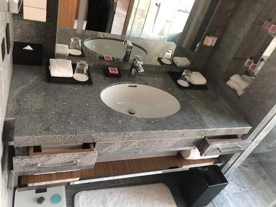 Šedé žulové dosky s backsplash