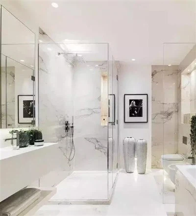 Kúpeľne s mramorovými podlahami