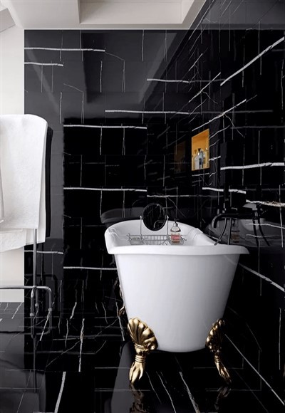 Čierna a zlatá mramorová dlažba v kúpeľni