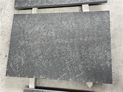 Čierna čadičová dlažba