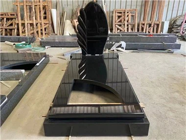 Základný kameň monumentu čiernej žuly