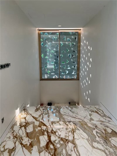 Zlaté mramorové dlaždice Calacatta do kúpeľne