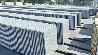 Sivý žulový parkovací kameň