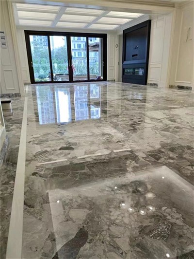 Spálňa s mramorovou podlahou