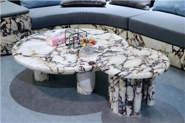 Príručný stolík z bieleho mramoru