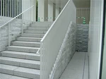 Masívne kamenné schody pre záhradné chodníky